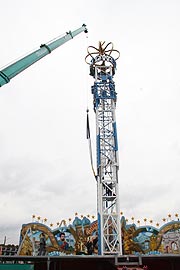 Bayern Tower beim Wiesnaufbau 2019 (©Foto. Marikka-Laila Maisel)